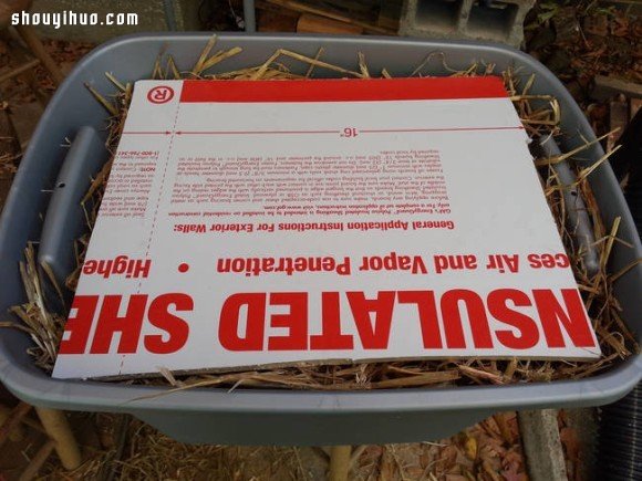 利用塑膠箱自制溫暖貓窩 流浪貓不怕寒流咯 -  itrip.net.cn