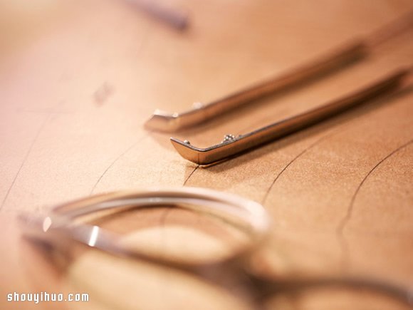Burberry 純手工眼鏡制作過程 -  itrip.net.cn
