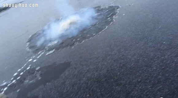 教你鞭炮怎么玩！挖開冰面射進去玩核爆~ -  itrip.net.cn