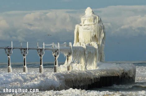 暴風(fēng)雪寒潮下密歇根湖邊上的壯觀燈塔景象 -  itrip.net.cn