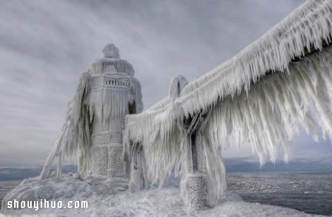 暴風(fēng)雪寒潮下密歇根湖邊上的壯觀燈塔景象 -  itrip.net.cn