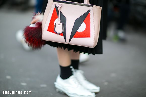 時(shí)尚街拍中出現(xiàn)的女式新奇包款 -  itrip.net.cn