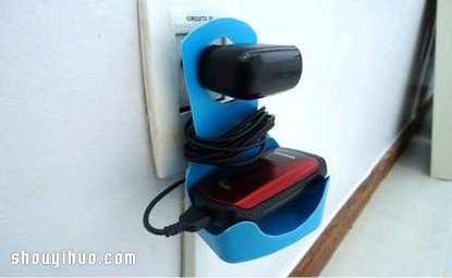 塑料瓶廢物利用手工DIY好用的手機充電架 -  itrip.net.cn