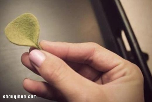 不用針線的復古風毛氈布花手工制作圖解教程 -  itrip.net.cn