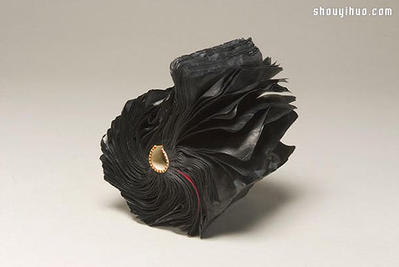 加熱烘烤 柔軟舊書化作賁張紙雕藝術(shù)品 -  itrip.net.cn