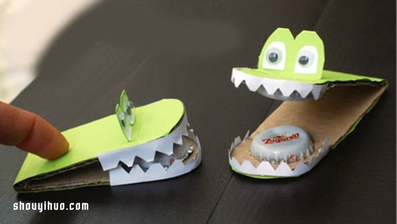 利用硬紙板和金屬瓶蓋DIY制作幼兒鱷魚玩具 -  itrip.net.cn