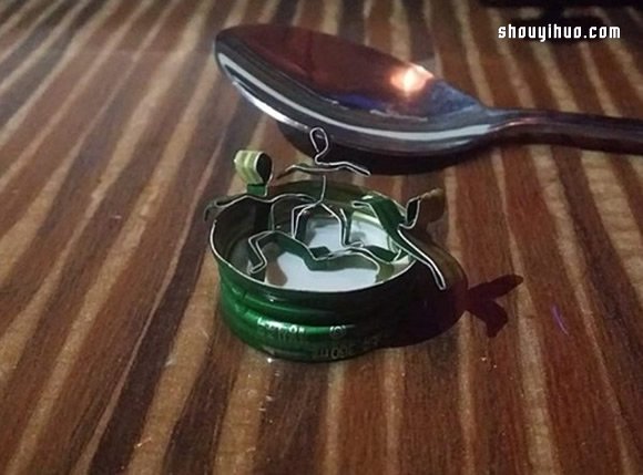 鐵鋁瓶蓋廢物利用DIY制作告白小手工藝品 -  itrip.net.cn