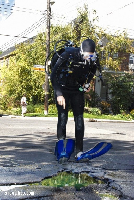 馬路坑洞妙用無窮，這樣的環(huán)保呼吁很有趣 -  itrip.net.cn