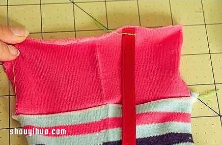 舊襪子做玩偶 親手給孩子DIY可愛(ài)的小蛇玩具 -  itrip.net.cn