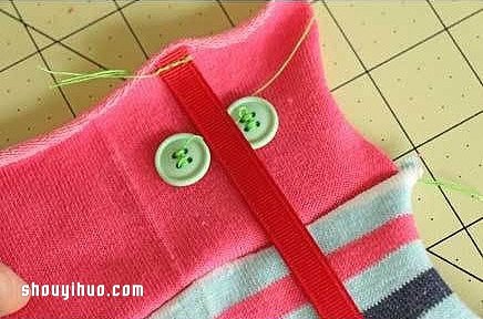 舊襪子做玩偶 親手給孩子DIY可愛(ài)的小蛇玩具 -  itrip.net.cn