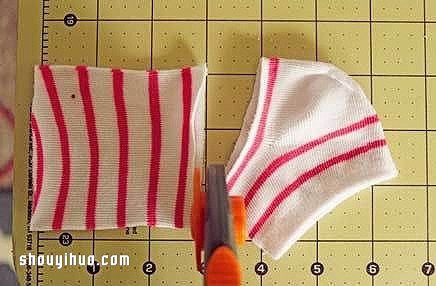 舊襪子做玩偶 親手給孩子DIY可愛(ài)的小蛇玩具 -  itrip.net.cn
