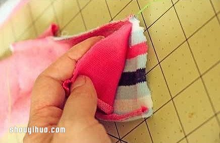 舊襪子做玩偶 親手給孩子DIY可愛(ài)的小蛇玩具 -  itrip.net.cn