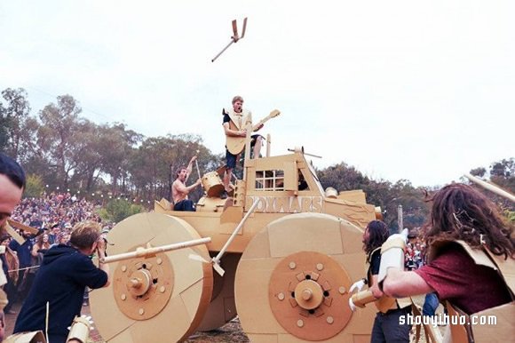 廢棄紙箱制作武器道具 開啟最“慘烈”紙箱大戰(zhàn) -  itrip.net.cn