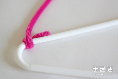 毛根簡單改造舊衣架 讓吊帶衣服不再滑落 -  itrip.net.cn