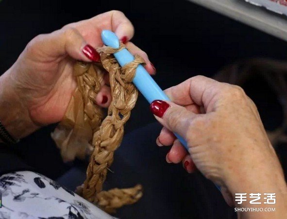 1000個(gè)塑料袋破壞地球？他們用雙手編織溫暖睡墊 -  itrip.net.cn