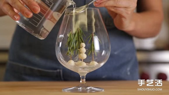 高腳玻璃杯DIY手工制作浪漫雪景造型杯的方法 -  itrip.net.cn