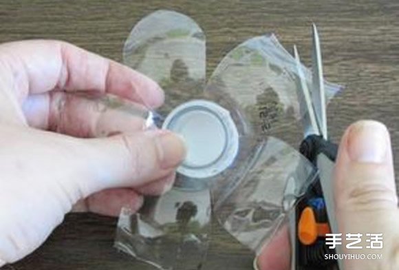 幼兒園花朵制作方法 礦泉水瓶做花朵的步驟圖 -  itrip.net.cn