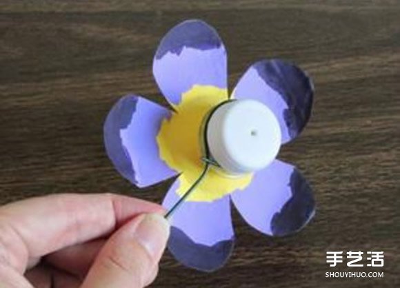 幼兒園花朵制作方法 礦泉水瓶做花朵的步驟圖 -  itrip.net.cn
