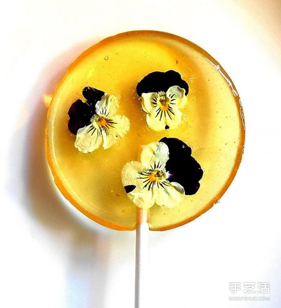 把花瓣藏進(jìn)棒棒糖里 賞心悅目的花朵甜點DIY -  itrip.net.cn