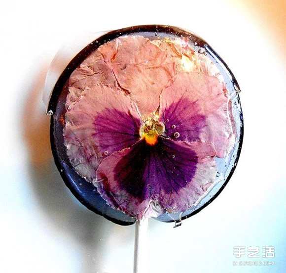 把花瓣藏進(jìn)棒棒糖里 賞心悅目的花朵甜點DIY -  itrip.net.cn