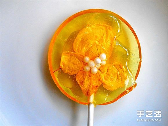 把花瓣藏進(jìn)棒棒糖里 賞心悅目的花朵甜點DIY -  itrip.net.cn