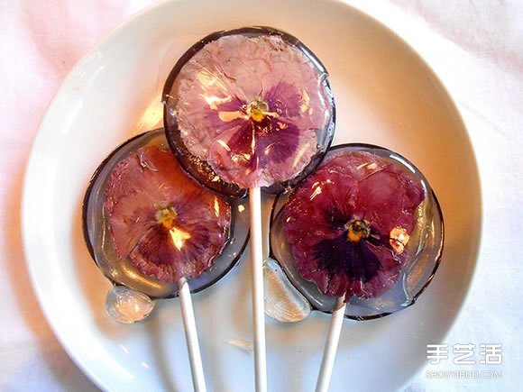 把花瓣藏進(jìn)棒棒糖里 賞心悅目的花朵甜點DIY -  itrip.net.cn