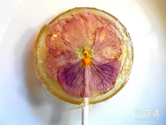 把花瓣藏進(jìn)棒棒糖里 賞心悅目的花朵甜點DIY -  itrip.net.cn