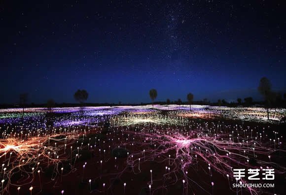 5萬個(gè)燈泡DIY而成 閃耀于澳洲心臟的光之原野 -  itrip.net.cn