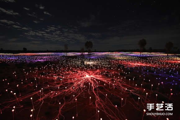5萬個(gè)燈泡DIY而成 閃耀于澳洲心臟的光之原野 -  itrip.net.cn