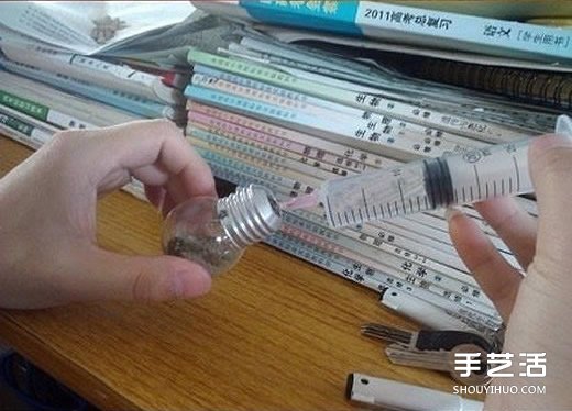 廢燈泡創(chuàng)意DIY 制作迷你多肉植物盆景的教程 -  itrip.net.cn