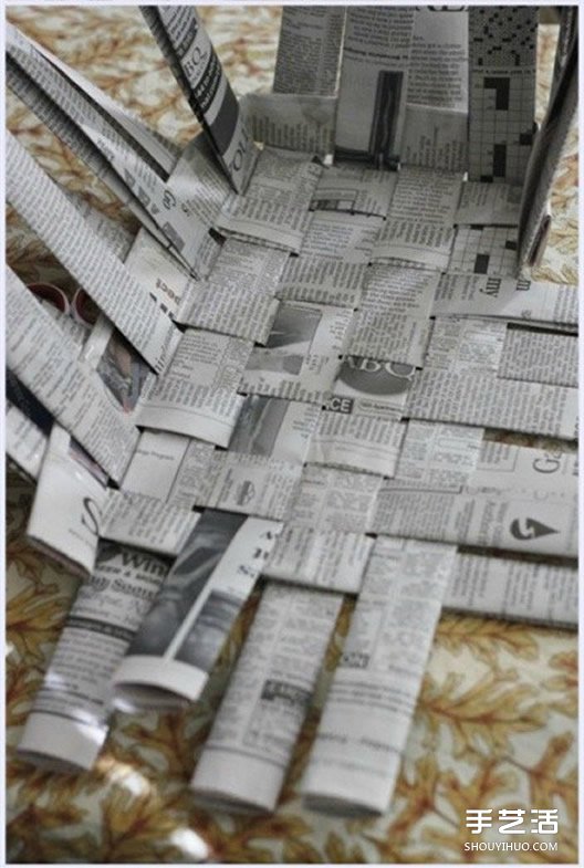 廢舊報(bào)紙編織筐制作圖解 用報(bào)紙編收納筐的方法 -  itrip.net.cn