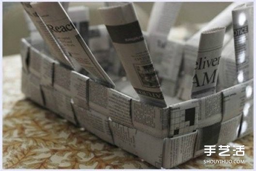 廢舊報(bào)紙編織筐制作圖解 用報(bào)紙編收納筐的方法 -  itrip.net.cn