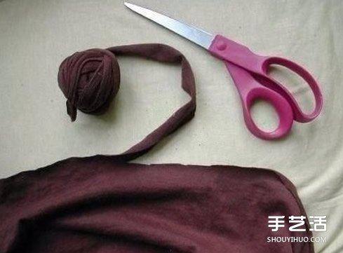 舊T恤編織地毯的方法步驟 漂亮的圓形地毯DIY -  itrip.net.cn