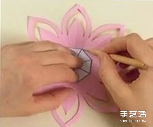 蓮花燭臺的制作方法 剪紙制作蓮花燭臺圖解 -  itrip.net.cn