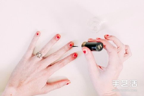 招桃花的小清新美甲DIY 可愛(ài)桃花美甲圖片教程 -  itrip.net.cn