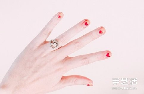 招桃花的小清新美甲DIY 可愛(ài)桃花美甲圖片教程 -  itrip.net.cn