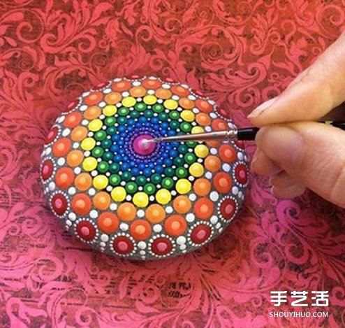 鵝卵石彩繪藝術(shù) 帶有民族風(fēng)情的石頭畫藝術(shù)品 -  itrip.net.cn