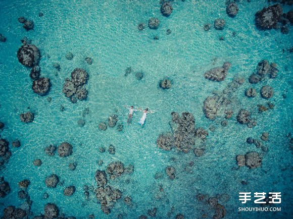 不用攝影師的婚紗照：徜徉于蔚藍的大海之中 -  itrip.net.cn