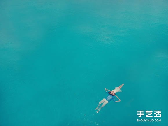 不用攝影師的婚紗照：徜徉于蔚藍的大海之中 -  itrip.net.cn