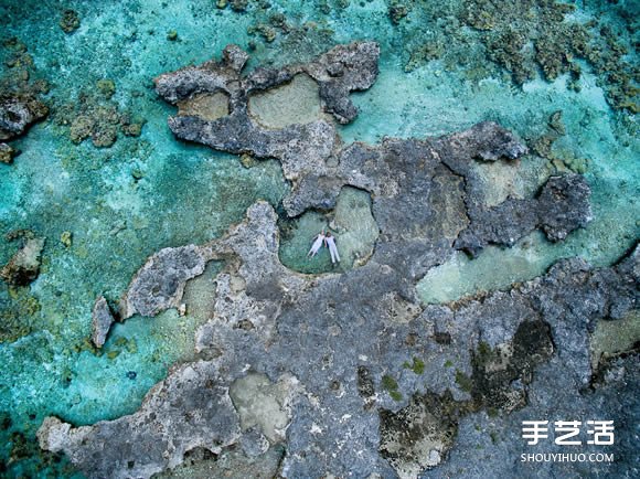 不用攝影師的婚紗照：徜徉于蔚藍的大海之中 -  itrip.net.cn