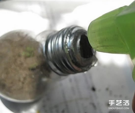 廢舊燈泡制作花盆 DIY迷你盆景的方法步驟 -  itrip.net.cn