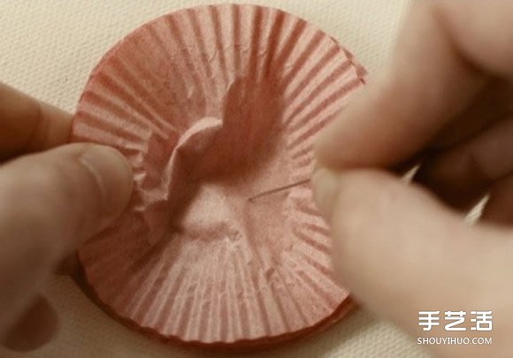 杯形蛋糕紙花手工制作 蛋糕紙做花的方法圖解 -  itrip.net.cn