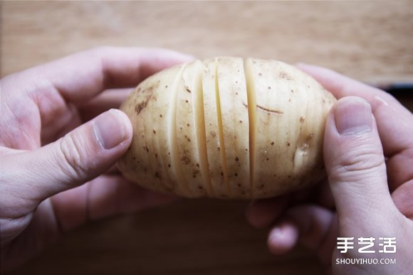 簡易派對(duì)料理菜譜 焗烤手風(fēng)琴馬鈴薯的做法 -  itrip.net.cn