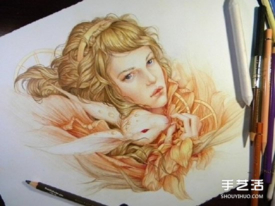 細膩逼真的女生人物肖像彩鉛畫作品圖片 -  itrip.net.cn