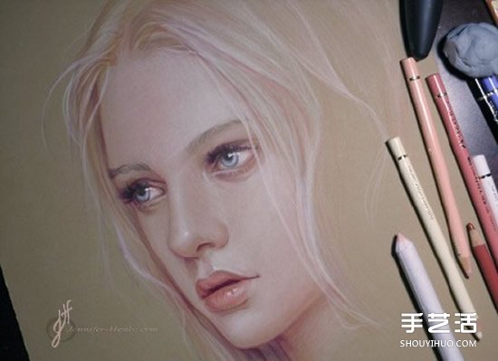 細膩逼真的女生人物肖像彩鉛畫作品圖片 -  itrip.net.cn