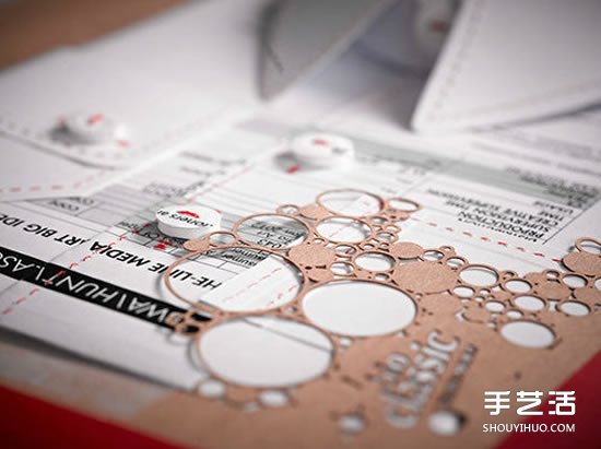 精美紙雕畫作品圖片 創(chuàng)作出翻倒的伏特加酒瓶 -  itrip.net.cn