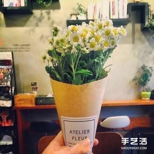 牛皮紙包花束圖解 用牛皮紙包花的方法圖片 -  itrip.net.cn