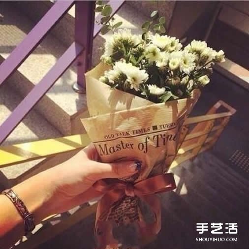牛皮紙包花束圖解 用牛皮紙包花的方法圖片 -  itrip.net.cn
