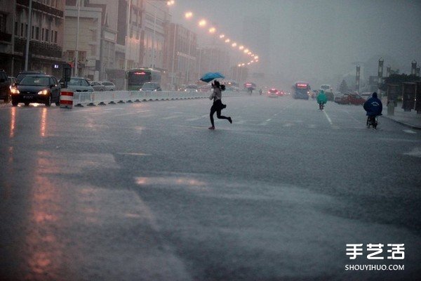 透過(guò)水滴看見(jiàn)幸福 雨中婚紗照拍出熾熱愛(ài)情 -  itrip.net.cn