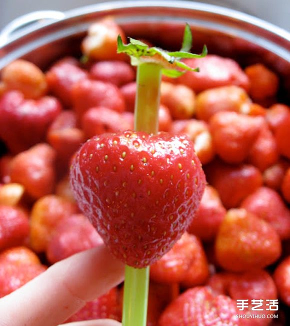 如何簡單快速去除草莓蒂頭 只要一根吸管就OK -  itrip.net.cn